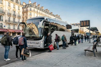 Passagers montant dans un car interurbain à la gare routière de Marseille en direction d'Aix-en-Provence le week-end
