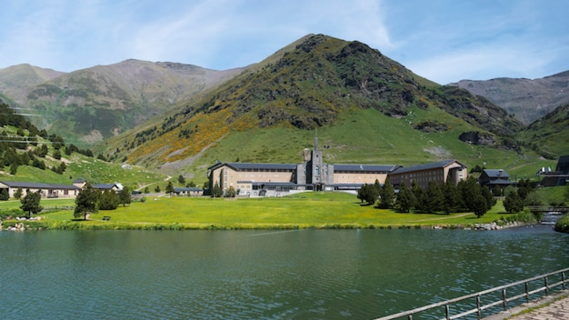 Chambon-sur-Lac : une invitation au séjour nature entre lac et volcans