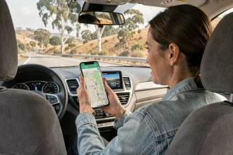 Femme comparant Google Maps et GPS embarqué dans une voiture sur l'autoroute californienne entre Los Angeles et San Francisco