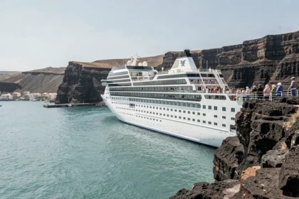 Bateau de croisière ancré près des falaises volcaniques des Îles Canaries en hiver