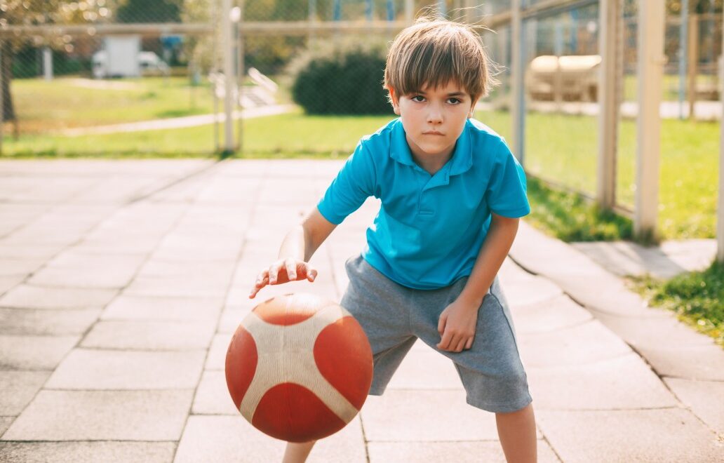 enfant jouant basketball