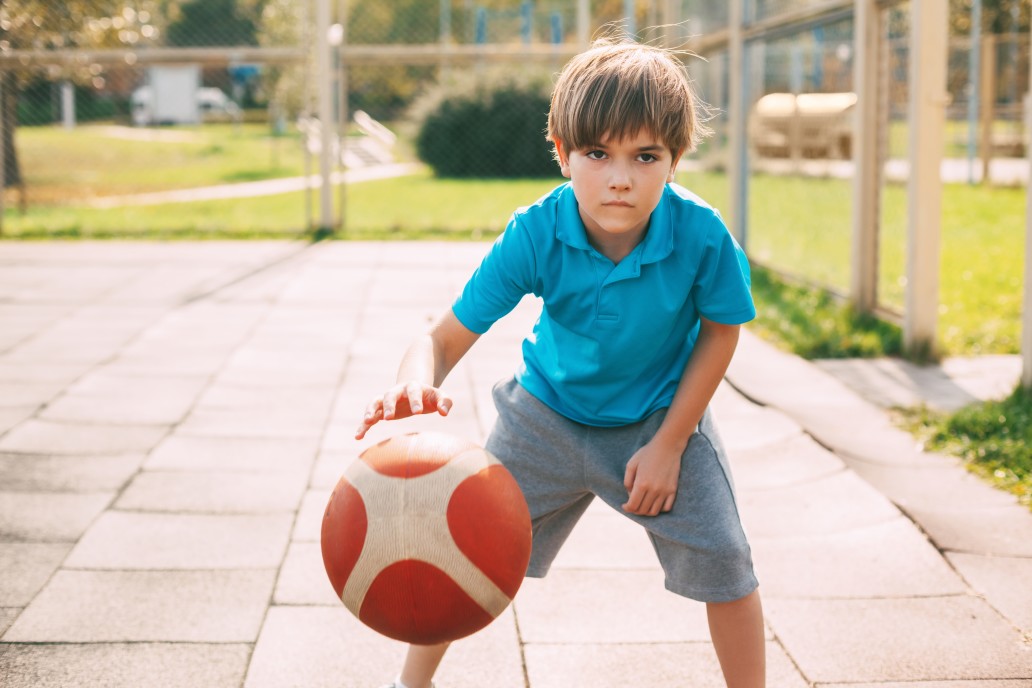enfant jouant basketball
