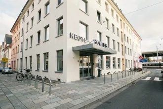 Façade extérieure de l'Etap Hôtel Strasbourg Gare avec vue sur la rue et arrêt de tram